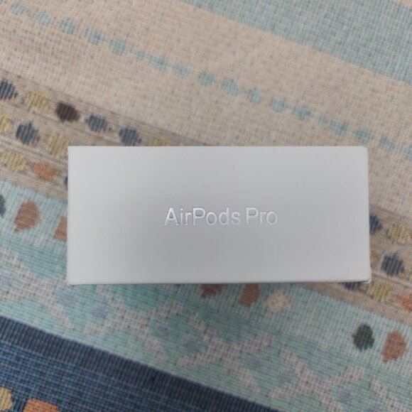 ⚗️Apple AirPods Pro Generation with MagSafe Wireless Charging Case - White - Picture 4 of 5